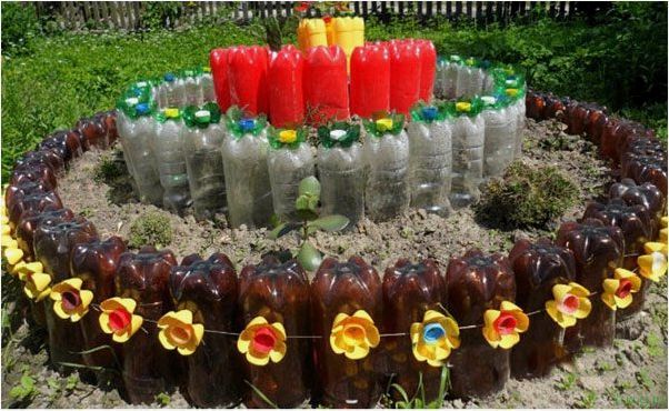 Клумба из бутылок — дизайн клумб своими руками, из пластиковых, стеклянных бутылок