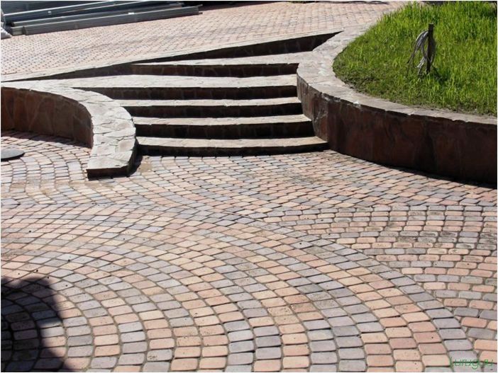 Укладка тротуарной плитки — пошаговая инструкция, как уложить правильно: технология, примеры, на что лучше класть своими руками